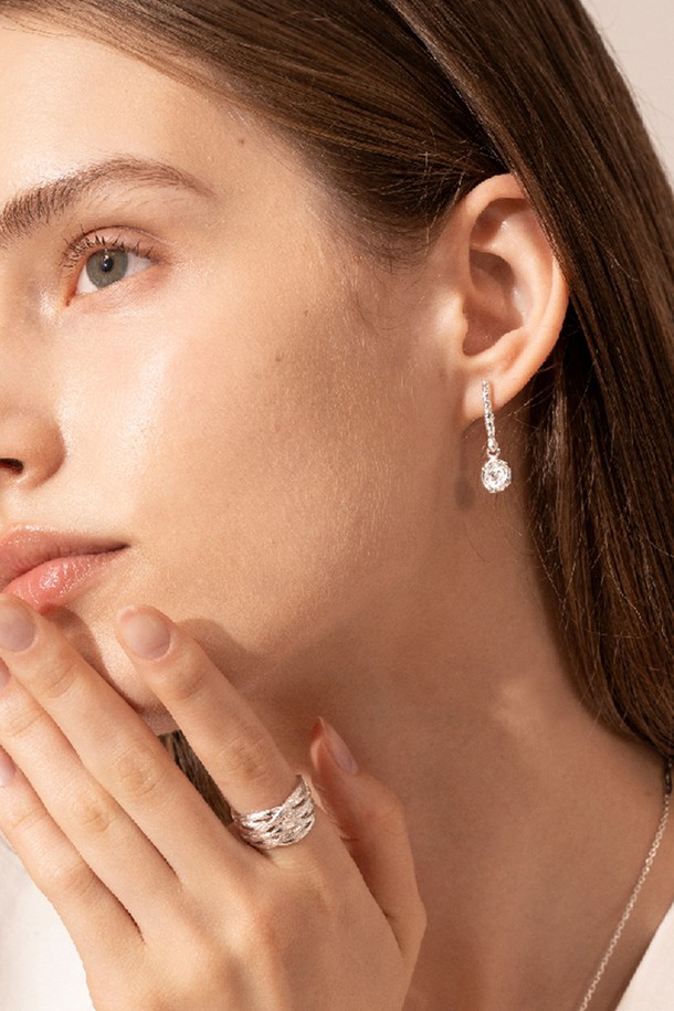 미니멀한 디자인과 실버 컬러가 돋보이는 아트클립 이어링입니다. 에폭시 소재를 사용하여 제작되었으며, 사계절 내내 착용하기 좋습니다. 클립형 이어링으로 간편하게 착용할 수 있으며, 일상에서 세련된 포인트를 더해줍니다. 스타일은 미니멀과 클래식을 추구하는 여성분들께 추천합니다.
