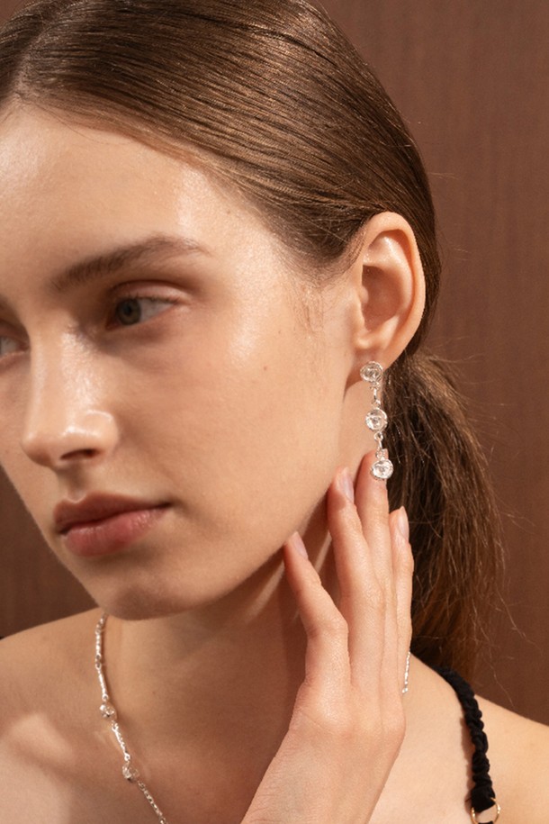 세련된 무드를 연출하는 다이브 이어링입니다. 여성스러움을 강조하는 롱 드롭형 디자인으로, 엘레강스한 스타일을 완성합니다. 금속 소재의 실버 컬러가 시원하고 깔끔한 인상을 주며, 데일리룩 또는 데이트룩, 모임룩 등 다양한 TPO에 활용하기 좋습니다. 클래식하면서도 미니멀한 스타일을 선호하는 분들께 추천합니다.
