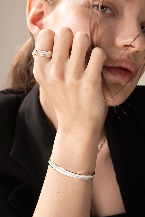 우아한 여성미를 강조하는 트윈하트 팔찌입니다. 실버 컬러의 에폭시 소재로 제작되었으며, 사랑스러운 트윈하트 디자인이 돋보입니다. 16~17cm 길이로 제작되어 편안하게 착용할 수 있으며, 데이트룩, 모임룩 등 특별한 날 더욱 빛나는 아이템입니다. 클래식, 로맨틱, 미니멀 스타일을 즐겨 입는 여성분들께 추천합니다. 섬세한 디자인과 고급스러운 소재로 소중한 당신의 손목을 더욱 아름답게 만들어 보세요.
