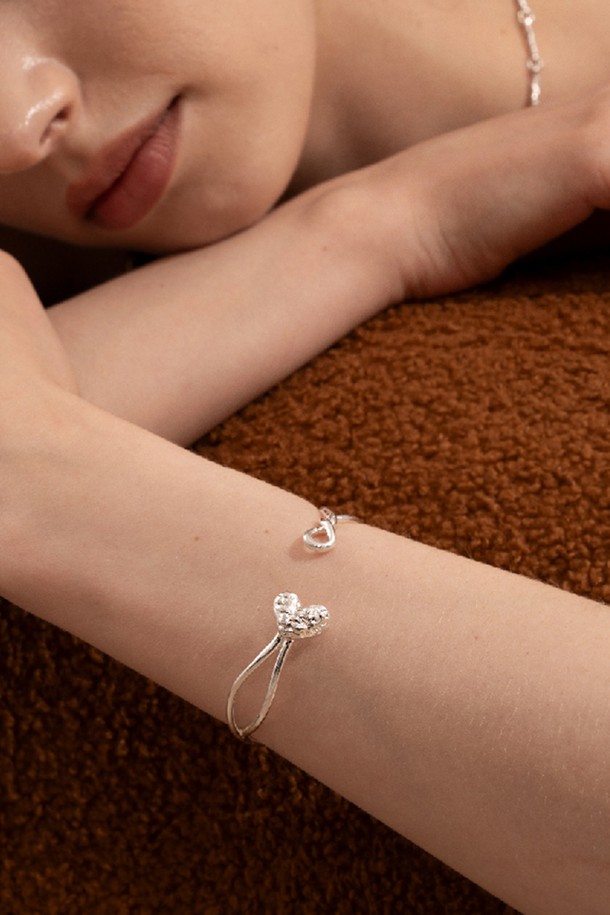 실버925 소재의 트윈하트 팔찌는 18~19cm 길이로, 여성스러운 데이트룩을 완성해 줍니다. 입체적인 하트 디자인과 꼬임 디테일이 돋보이며, 심플하면서도 우아한 스타일을 연출합니다. 반지형 뱅글 형태로 편안하게 착용 가능하며, 양끝의 섬세한 입체 디테일이 특별함을 더합니다. 미니멀하면서도 로맨틱한 분위기를 선사하여, 일상에서 세련된 포인트를 줄 수 있습니다.
