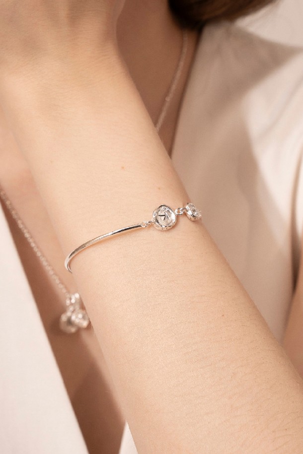 리버스톤 이니셜 팔찌는 실버925 소재에 큐빅 지르코니아를 세팅하여 은은하게 빛나는 여성 팔찌입니다. 슬림한 뱅글 디자인에 자연스러운 곡선, 유기적인 텍스처가 더해져 미니멀하면서도 우아한 분위기를 연출합니다. 각인된 알파벳 이니셜은 나만의 개성을 드러내며, 광택 마감과 자연스러운 거친 텍스처 디테일이 섬세함을 더합니다. 데이트룩, 모임룩, 소개팅룩 등 어떤 TPO에도 잘 어울리며, 미니멀, 클래식, 로맨틱 스타일을 즐기는 여성분들께 추천합니다.
