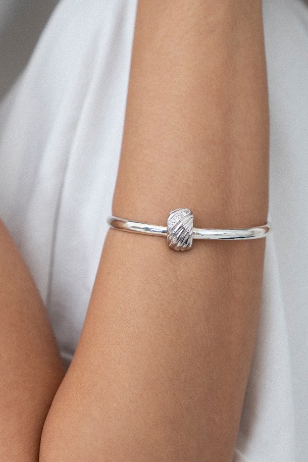 멜로디 라인 뱅글 팔찌 실버 18-19cm는 여성용 팔찌로, 미니멀하고 베이직한 스타일을 추구하는 분들을 위한 데일리 아이템입니다. 실버 소재로 제작되었으며, 모임룩에 매치하기 좋은 클래식한 매력을 더합니다. 18-19cm의 사이즈로, 라인 뱅글 디자인이 특징입니다. 본 제품은 커스텀 제작 상품이며, 주물 제품의 특성상 미세한 기포가 있을 수 있습니다.
