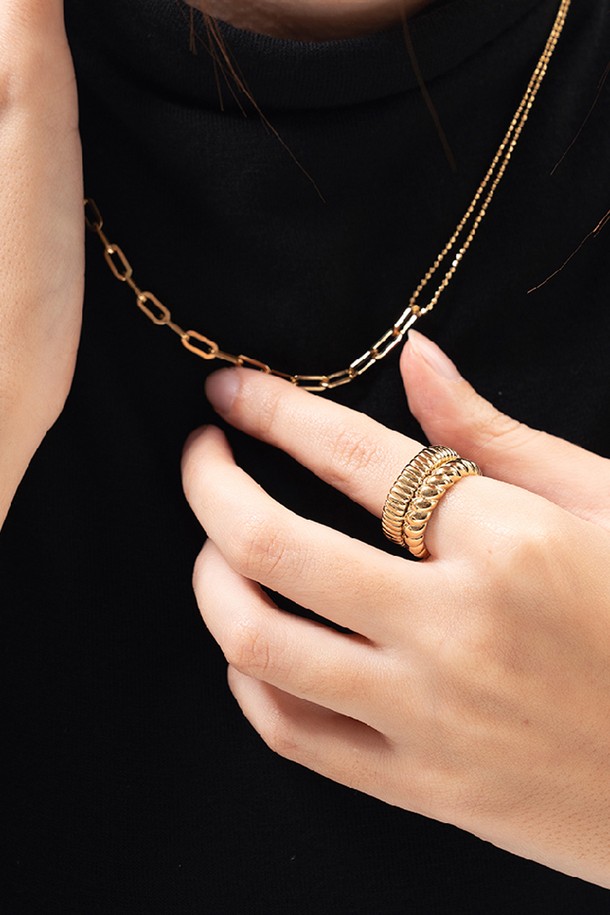 제이누이 더블 리지드링 실버는 미니멀하고 시크한 스타일을 추구하는 분들을 위한 반지입니다. 실버925 소재로 제작되었으며, 3차원적 디자인과 두께감 있는 볼드한 외관이 특징입니다. 리지드 디자인은 세련된 포인트를 더하며, 단독 착용만으로도 돋보이는 존재감을 선사합니다. 반지의 내부는 실버 라이닝 처리되어 착용감을 높였으며, 데이트룩, 모임룩 등 다양한 TPO에 활용 가능합니다.
