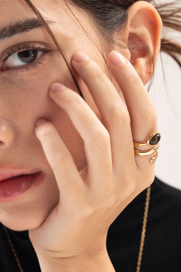 제이누이 스파이럴 반지는 14k 골드 도금으로 제작된 여성용 반지입니다. 미니멀한 스타일의 스파이럴 디자인으로, 데일리룩은 물론 모임룩에도 포인트를 더할 수 있습니다. 심플하면서도 세련된 디자인은 어떤 스타일에도 자연스럽게 어울립니다. 14k 골드 도금 소재로 제작되어 은은한 광택을 자랑하며, 편안하게 착용할 수 있습니다. 
