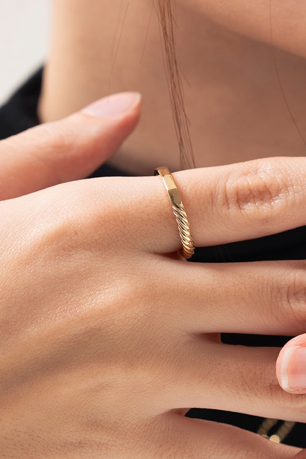 제이누이 컷팅 트위스트링 silver는 심플하고 세련된 디자인의 반지입니다. 실버925 소재로 제작되어 변색 걱정 없이 오랫동안 착용할 수 있으며, 컷팅 디테일이 빛의 반짝임을 더합니다. 트위스트 디자인이 더해져 자연스러운 매력을 선사하며, 미니멀하고 베이직한 스타일로 일상에서 편안하게 착용하기 좋습니다. 단독으로 착용하거나 다른 반지와 레이어드하여 두 가지 스타일을 연출할 수 있습니다. 주문 후 7-14일의 제작 기간이 소요되며, CCTV 검수 및 꼼꼼한 포장을 거쳐 고객에게 전달됩니다.
