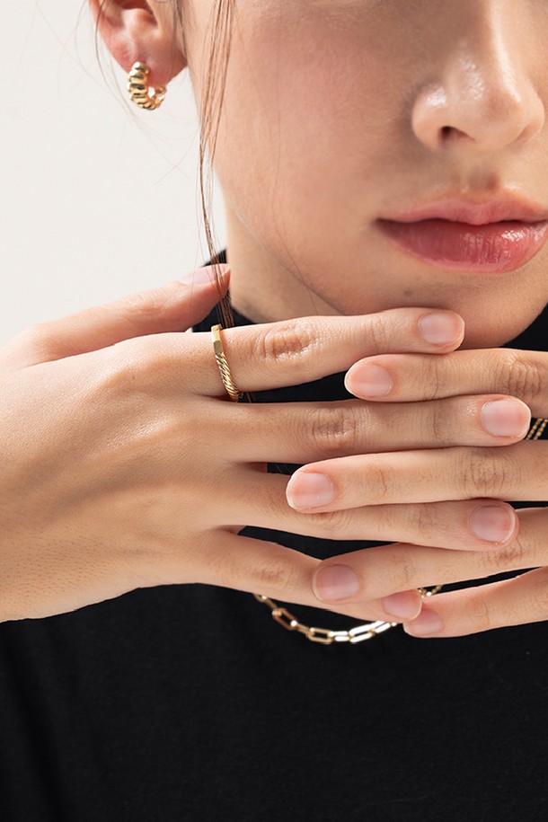 제이누이 컷팅 트위스트링 14k 골드 도금 반지는 여성스러운 매력을 더해줄 아이템입니다. 실버925 소재에 14K 골드 도금을 입혀 고급스러움을 더했으며, 컷팅과 트위스트 디테일의 조화가 돋보입니다. 폭 2.7mm, 두께 2.5mm의 슬림한 디자인으로, 단독 착용 시 세련된 느낌을 선사합니다. 데이트룩, 모임룩 등 다양한 TPO에 활용 가능하며, 미니멀, 클래식, 시크 스타일을 즐기는 분들께 추천합니다. 단독으로 착용하거나 다른 반지와 레이어드하여 유니크한 스타일링을 연출해보세요.
