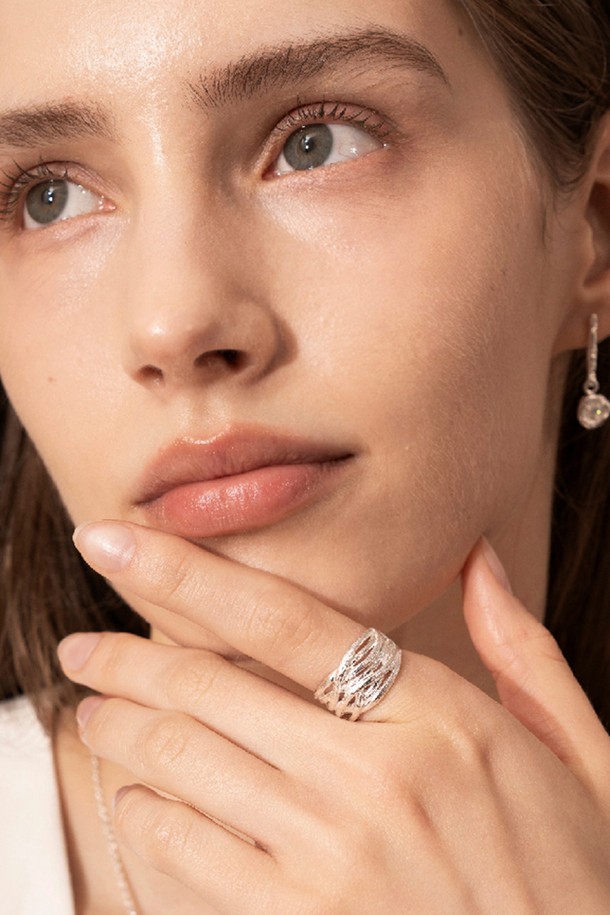 제이누이 포레스트 링은 미니멀하고 클래식한 스타일을 추구하는 여성 고객을 위한 실버 색상의 반지입니다. 에폭시 소재를 사용하여 은은한 광택을 더했으며, 일상에서 편안하게 착용하기 좋습니다. 캐스팅 제품의 특성상 미세한 기포가 있을 수 있으며, 천연석 제품의 경우 색상 차이 및 내포물이 존재할 수 있습니다. 심플하면서도 세련된 디자인으로 어떤 스타일에도 잘 어울립니다. 
