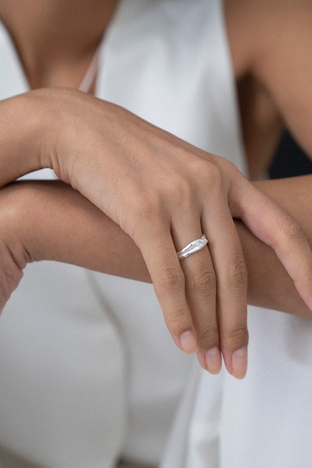 유니티 링 silver L는 남녀 모두 착용 가능한 실버925 소재의 반지입니다. 미니멀하고 베이직한 스타일로, 심플한 라인과 자연스러운 곡선, 유광/무광 표면 처리가 특징입니다. 약 3.5mm 밴드 두께에 작은 큐빅 지르코니아 스톤으로 포인트를 주어 세련됨을 더했습니다. 데이트룩, 모임룩, 소개팅룩 등 다양한 TPO에 활용 가능하며, 미니멀, 클래식, 시크 스타일을 즐기는 분들께 추천합니다. L 사이즈로 제작되었습니다.
