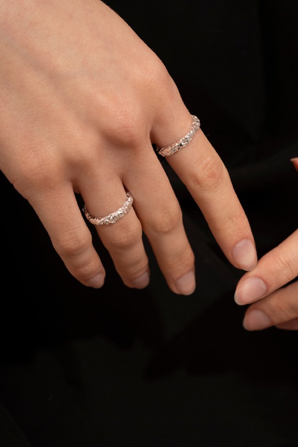 세련된 실버 컬러의 "크레이터 링"은 여성 고객을 위해 특별히 디자인되었습니다. 에폭시 소재를 사용하여 제작되었으며, 미니멀, 클래식, 시크 스타일을 선호하는 분들에게 적합합니다. 데이트룩, 쇼핑룩 등 다양한 TPO에 매치하여 세련된 분위기를 연출할 수 있습니다. 각 링은 맞춤 제작 방식으로, 제작 기간은 7-14일이 소요됩니다. 주물 제작 방식 특성상 미세 기포가 발생할 수 있으며, 자연석 사용 시 천연 특성에 따라 색상 및 내포물 차이가 있을 수 있습니다.
