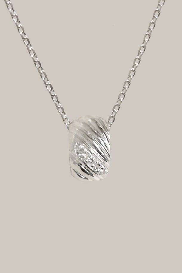 멜로디 라인 네크리스 목걸이 silver는 여성스러운 매력을 더해줄 실버 925 소재의 목걸이입니다. 실린더 형태의 펜던트에 대각선 곡선 디자인과 3개의 작은 큐빅 지르코니아 스톤이 세팅되어 은은하게 빛납니다. 미니멀하면서도 모던한 스타일로, 유기적인 곡선과 입체적인 부조 효과가 돋보입니다. 데이트룩, 모임룩, 소개팅룩에 잘 어울리며, 다양한 스타일에 매치하여 시크하고 클래식한 분위기를 연출할 수 있습니다. 43cm에 4cm 연장 체인으로 길이 조절이 가능하며, 10만원 미만 구매 시 기본 패키지, 10만원 이상 구매 시 프리미엄 패키지로 제공됩니다.
