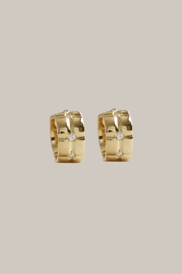 그레이스 이어링 14K 골드 도금 귀걸이는 여성스러운 매력을 더해주는 아이템입니다. 실버925 소재에 큐빅 지르코니아를 세팅하여 우아하고 미니멀한 스타일을 연출합니다. 볼드한 실버 라인을 따라 입체적인 구조로 디자인되었으며, 슬림하고 세련된 라인이 돋보입니다. 가로 약 7.5mm, 세로 10mm 사이즈로 데일리룩과 캐주얼룩은 물론, 모임룩과 소개팅룩에도 잘 어울립니다. 매끄러운 반사면이 특징이며, 14K 골드 도금으로 고급스러움을 더했습니다.
