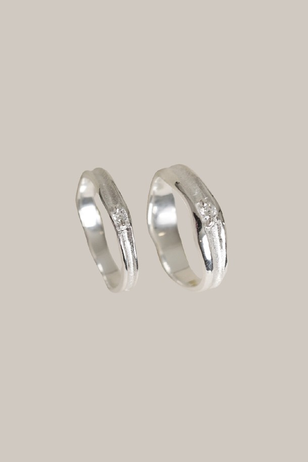 유니티 링 silver M은 남녀 모두 착용 가능한 유니섹스 디자인의 반지입니다. 실버925와 큐빅 지르코니아 소재로 제작되었으며, 미니멀하고 베이직한 스타일을 연출합니다. 심플한 라인과 자연스러운 곡선, 광택과 무광 표면의 조화가 돋보이며, 작은 스톤으로 포인트를 더했습니다. 편안한 착용감을 위한 곡선 디자인과 함께, 데이트룩, 모임룩, 소개팅룩 등 다양한 TPO에 활용 가능합니다.
