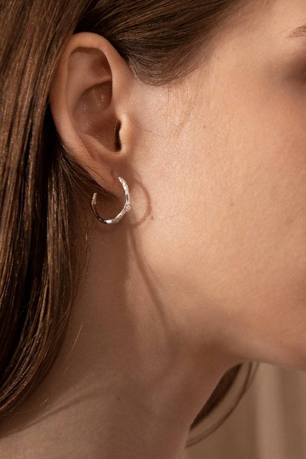 "에델루나 이어링"은 여성의 아름다움을 더욱 돋보이게 해 줄 이어링입니다. 실버925와 큐빅 지르코니아 소재로 제작되어 은은한 광택과 정교한 디테일을 자랑합니다. 비정형 텍스처와 유기적인 디자인이 만나 클래식, 미니멀, 걸리시 스타일 모두에 잘 어울립니다. 데이트룩, 모임룩, 소개팅룩 등 다양한 TPO에 활용 가능하며, 캐스팅 공법 특성상 미세한 기포가 발생할 수 있으나 자연스러운 현상입니다. 10만원 미만 구매 시 기본 구성, 10만원 이상 구매 시 프리미엄 패키지로 제공됩니다.
