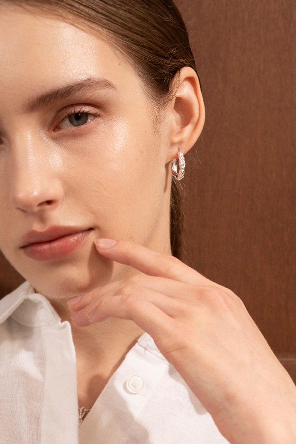 미니멀한 디자인이 돋보이는 크레이터 이어링 M입니다. 에폭시 소재와 실버 컬러의 조화로 사계절 내내 데일리 액세서리로 활용하기 좋습니다. 크레이터 디자인이 돋보이며, 모임룩, 클래식, 시크 스타일을 연출하기에 적합합니다. 커스텀메이드 방식으로 제작되어 특별함을 더하며, M 사이즈로 세련된 분위기를 선사합니다. 제작 공정상 미세한 기포가 발생할 수 있으며, 천연석 사용 시 색상 차이 및 내포물이 존재할 수 있습니다.
