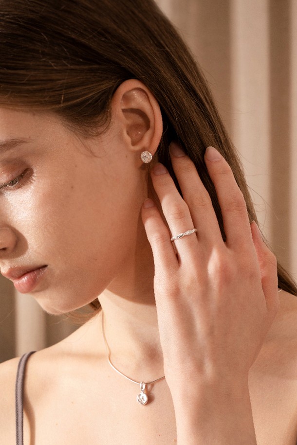 세련된 실버 듀 이어링은 미니멀하고 시크한 스타일을 추구하는 여성분들을 위한 이어링입니다. SILVER925 소재에 러프한 텍스처와 비정형적인 디자인, 유연한 곡선, 그리고 큐빅지르코니아 장식이 더해져 은은한 포인트를 선사합니다. 양쪽 디자인이 달라 더욱 특별하며, 데일리룩과 오피스룩, 데이트룩 등 다양한 TPO에 매치하기 좋습니다. 8mm 사이즈로 부담 없이 착용 가능하며, 제작 기간은 7-14일, 배송은 우체국 택배로 진행됩니다.
