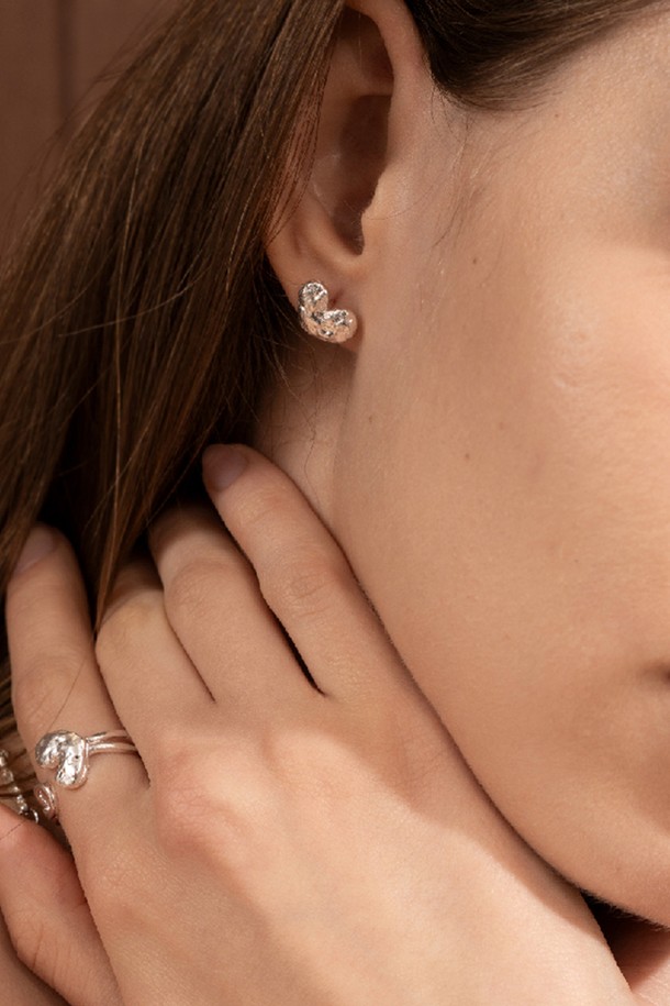 사랑스러운 트윈 하트 디자인이 돋보이는 이어링입니다. 실버 컬러의 금속 소재로 제작되어 세련된 느낌을 더하며, 페미닌하고 러블리한 스타일을 연출합니다. 데이트룩, 소개팅룩, 모임룩 등 다양한 TPO에 매치하여 로맨틱하고 걸리시한 분위기를 연출할 수 있습니다. 미니멀한 스타일을 선호하는 분들께도 추천하며, 하트 모티브 디자인으로 포인트를 더했습니다. 특별한 날, 당신의 사랑스러움을 더욱 돋보이게 해줄 커스텀 제작 캐스팅 제품입니다.
