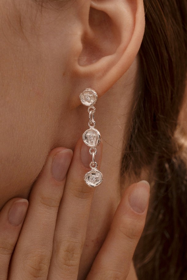 세련된 무드를 연출하는 다이브 이어링입니다. 여성스러움을 강조하는 롱 드롭형 디자인으로, 엘레강스한 스타일을 완성합니다. 금속 소재의 실버 컬러가 시원하고 깔끔한 인상을 주며, 데일리룩 또는 데이트룩, 모임룩 등 다양한 TPO에 활용하기 좋습니다. 클래식하면서도 미니멀한 스타일을 선호하는 분들께 추천합니다.
