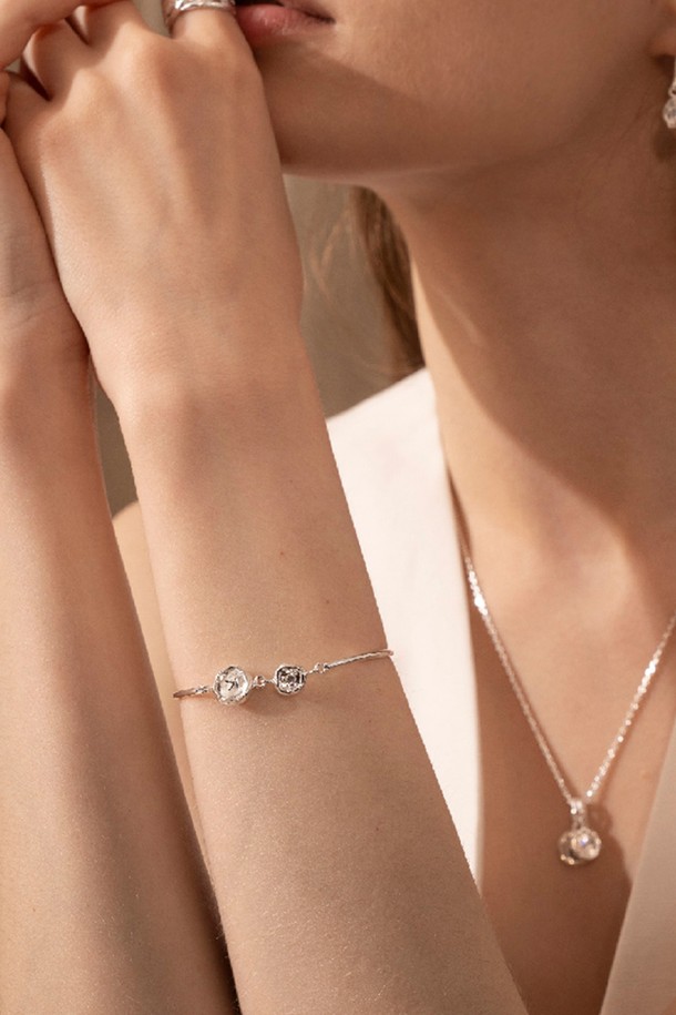 리버스톤 이니셜 팔찌는 실버925 소재에 큐빅 지르코니아를 세팅하여 은은하게 빛나는 여성 팔찌입니다. 슬림한 뱅글 디자인에 자연스러운 곡선, 유기적인 텍스처가 더해져 미니멀하면서도 우아한 분위기를 연출합니다. 각인된 알파벳 이니셜은 나만의 개성을 드러내며, 광택 마감과 자연스러운 거친 텍스처 디테일이 섬세함을 더합니다. 데이트룩, 모임룩, 소개팅룩 등 어떤 TPO에도 잘 어울리며, 미니멀, 클래식, 로맨틱 스타일을 즐기는 여성분들께 추천합니다.
