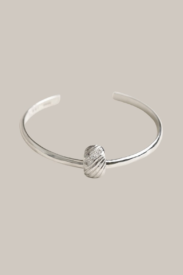 멜로디 라인 뱅글 팔찌 실버 16-17cm는 여성스러운 룩을 완성하는 미니멀하고 클래식한 디자인의 팔찌입니다. 실버 소재로 제작되어 은은한 광택을 자랑하며, 뱅글 형태로 편안하게 착용할 수 있습니다. 16cm에서 17cm 사이의 사이즈로 제작되어 손목에 시크하게 감기는 핏을 연출합니다. 데일리룩은 물론, 모임룩에도 포인트를 더해 세련된 스타일을 완성해 보세요. 심플한 라인 디자인이 돋보이는 멜로디 라인 뱅글 팔찌로 당신의 스타일을 더욱 돋보이게 연출해보세요.
