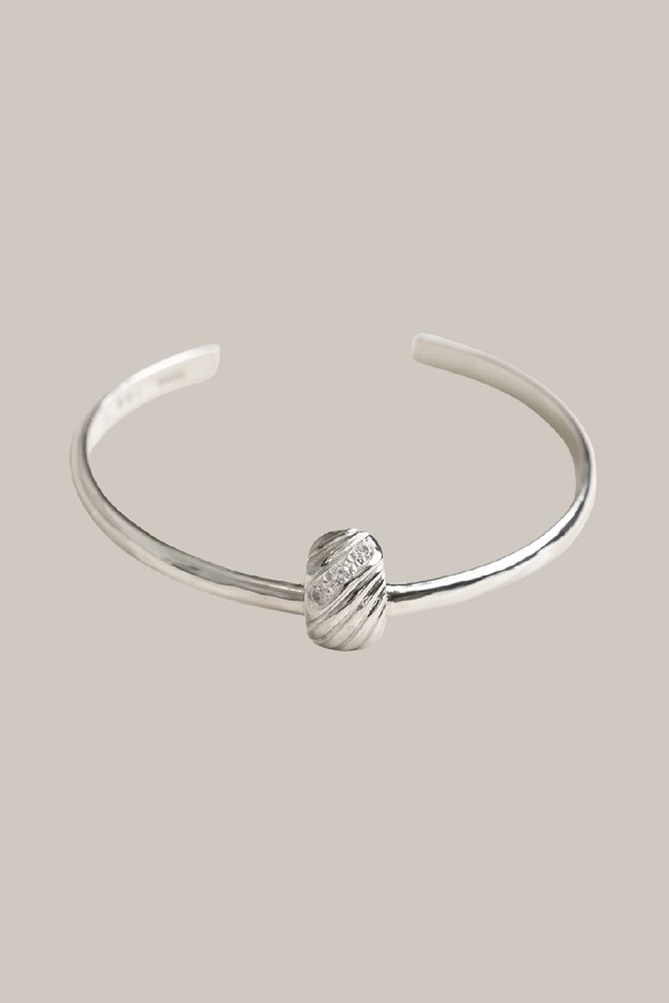 멜로디 라인 뱅글 팔찌 실버 18-19cm는 여성용 팔찌로, 미니멀하고 베이직한 스타일을 추구하는 분들을 위한 데일리 아이템입니다. 실버 소재로 제작되었으며, 모임룩에 매치하기 좋은 클래식한 매력을 더합니다. 18-19cm의 사이즈로, 라인 뱅글 디자인이 특징입니다. 본 제품은 커스텀 제작 상품이며, 주물 제품의 특성상 미세한 기포가 있을 수 있습니다.
