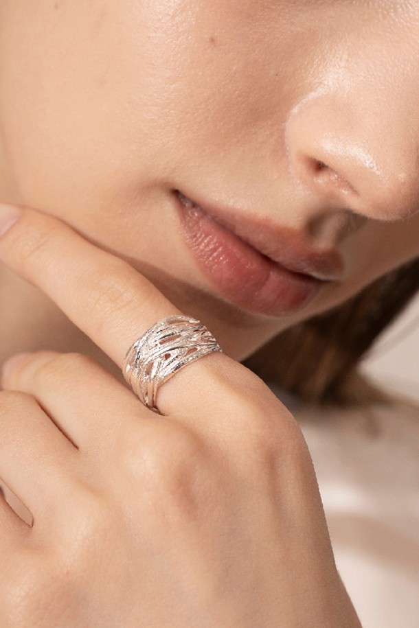 제이누이 포레스트 링은 미니멀하고 클래식한 스타일을 추구하는 여성 고객을 위한 실버 색상의 반지입니다. 에폭시 소재를 사용하여 은은한 광택을 더했으며, 일상에서 편안하게 착용하기 좋습니다. 캐스팅 제품의 특성상 미세한 기포가 있을 수 있으며, 천연석 제품의 경우 색상 차이 및 내포물이 존재할 수 있습니다. 심플하면서도 세련된 디자인으로 어떤 스타일에도 잘 어울립니다. 
