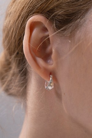 플리츠 커브 귀걸이 silver