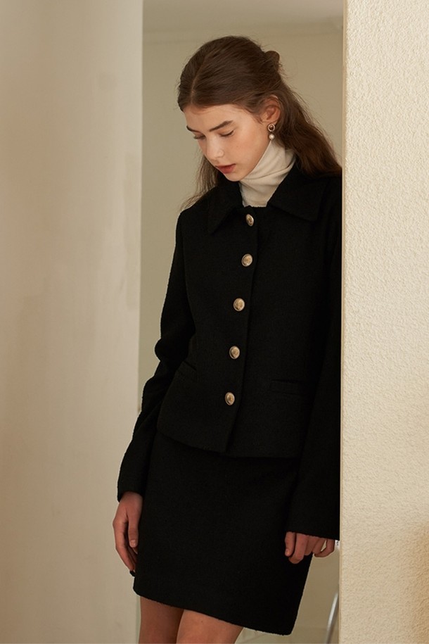 **CLASSIC SKIRT_BK (클래식 스커트_BK)**는 여성스러운 실루엣을 연출하는 블랙 컬러의 클래식 스커트입니다. 부드러운 촉감의 폴리에스테르 소재로 제작되어 사계절 내내 편안하게 착용 가능합니다. A라인 핏과 무지 디자인으로 심플하고 미니멀한 스타일을 완성하며, 오피스룩, 출근룩, 모임룩 등 다양한 TPO에 활용할 수 있습니다. 레귤러핏의 기본 스커트로, 시크하고 세련된 스타일을 연출하고 싶은 분들께 추천합니다.
