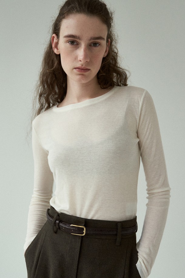 [ivory 12/24 예약배송] 울 라운드 티셔츠 (10컬러)는 부드러운 촉감의 울 소재로 제작되어 가을과 겨울, 쌀쌀한 날씨에도 따뜻하게 착용할 수 있습니다. 베이직하고 미니멀한 디자인으로, 일상 및 출근룩에 모두 잘 어울리며, 레귤러 핏으로 편안한 착용감을 선사합니다. 라운드넥과 긴 소매 디자인은 깔끔한 느낌을 주며, 10가지 다양한 컬러 옵션으로 폭넓은 선택이 가능합니다. 특히, 아이보리 컬러는 어떤 하의에도 매치하기 쉬워 활용도가 높습니다. 12월 24일 예약 배송 예정입니다.
