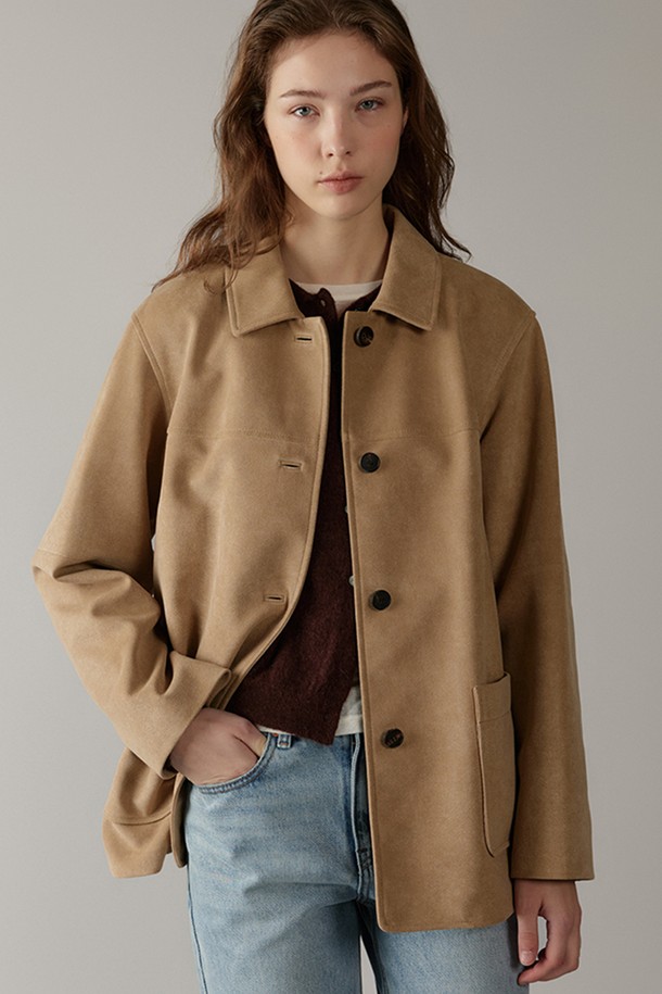 부드러운 스웨이드 소재의 여성용 싱글 하프 재킷입니다. 샌드베이지 컬러로, 봄, 가을에 어울리는 얇은 두께감과 루즈핏으로 편안하게 착용할 수 있습니다. 미니멀하고 베이직한 디자인으로 출근룩이나 모임룩 등 다양한 TPO에 활용 가능하며, 클래식, 캐주얼 스타일 모두 소화 가능합니다. 칼라와 포켓 디테일이 있으며, 긴 소매와 싱글 버튼 여밈으로 깔끔한 실루엣을 연출합니다.
