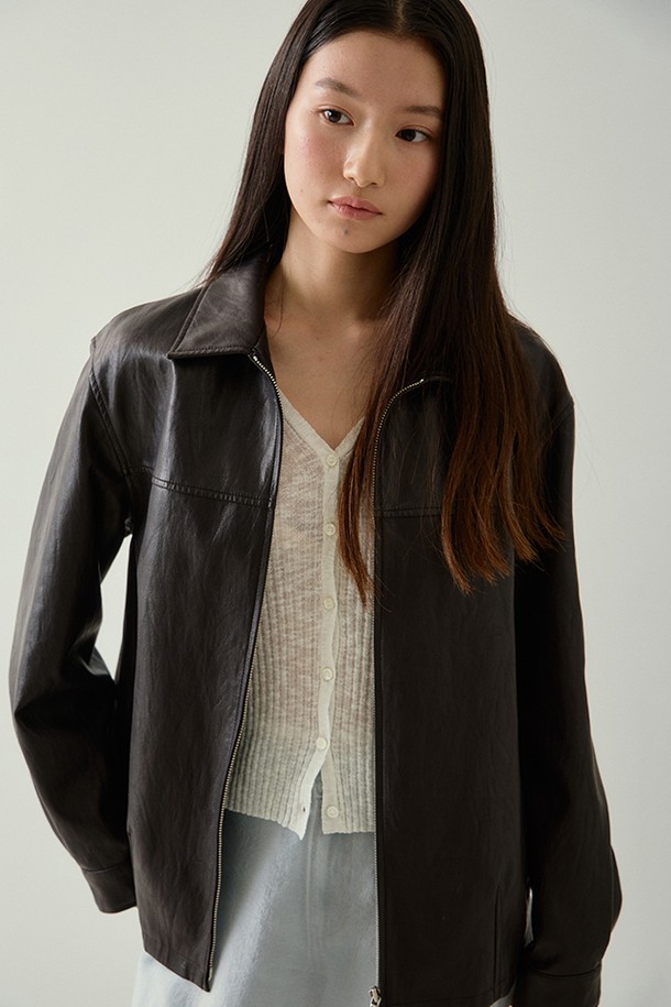 딥브라운 컬러의 여성용 zip-up(지퍼) 페이크 레더 재킷입니다. 미니멀하고 모던한 스타일로, 봄, 여름 계절에 착용하기 좋습니다. 부드러운 촉감의 얇은 두께감으로 편안하게 착용할 수 있으며, 오버핏 디자인으로 트렌디함을 더했습니다. 라이더 재킷 스타일로 투웨이 지퍼, 풀 인터록 라이닝, 유러피안 스타일 커프스, 엠보싱 로고, 이너 체스트 포켓, 실크라이크 스티칭 등의 특징을 가지고 있습니다. 데이트룩, 쇼핑룩에 시크하고 클래식한 무드를 연출해보세요.
