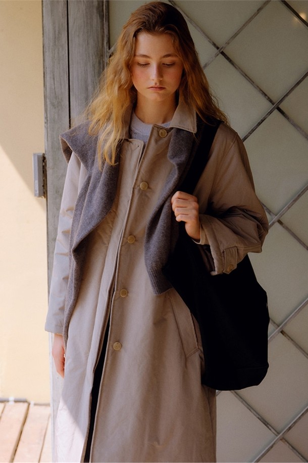 라이트 카키 색상의 패디드 트렌치 코트입니다. 여성용 아우터로, 봄, 가을에 착용하기 좋습니다. 클래식하고 베이직한 스타일로 출근룩이나 가을 나들이룩에 잘 어울립니다. 롱 기장에 레귤러핏으로 떨어지며, 싱글 버튼 여밈 방식입니다. 폴리에스테르 소재에 두꺼운 두께감으로 제작되었으며, 어깨 패드와 안감 패딩으로 보온성을 높였습니다.
