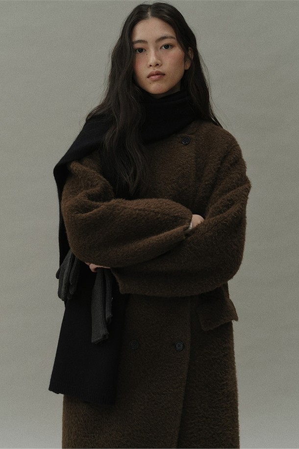 [블랭크03] suri alpaca handmade double coat (brown)는 알파카, 울, 나일론 혼방 소재로 제작되어 부드러운 촉감과 뛰어난 보온성을 자랑하는 여성용 더블 코트입니다. 릴랙스 핏으로 편안한 착용감을 선사하며, 가을, 겨울 시즌에 어울리는 두꺼운 두께감으로 따뜻하게 연출할 수 있습니다. 클래식하고 미니멀한 디자인에 브라운 컬러의 무지 패턴이 더해져, 오피스룩, 출근룩, 모임룩 등 다양한 TPO에 시크하게 매치할 수 있습니다. 하프라이닝, 실크 테이프 마감, 혼 버튼, 방풍 칼라 디테일 등 섬세한 디테일이 돋보이며, 긴 소매와 더블 버튼 여밈으로 세련된 실루엣을 완성합니다.
