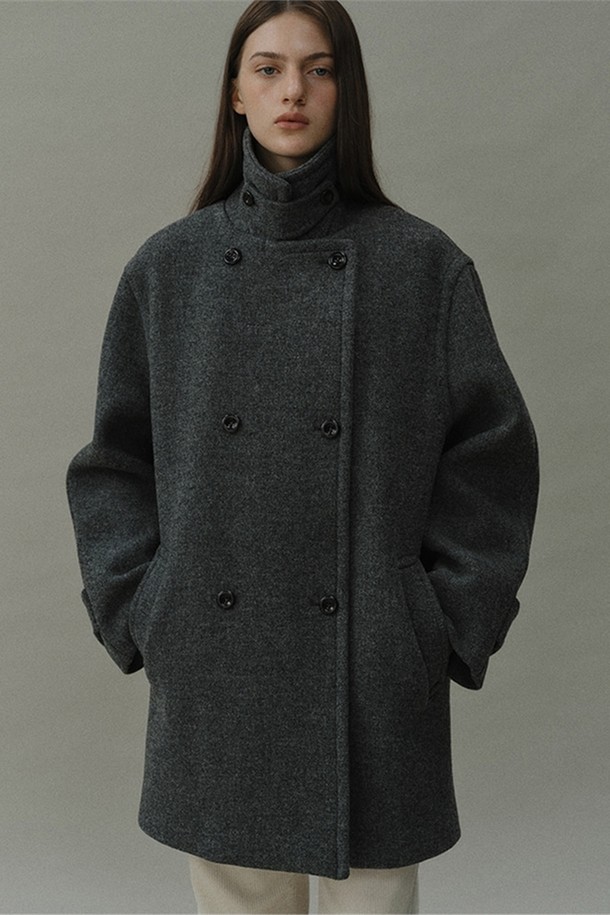 멜란지 그레이 컬러의 셔틀랜드 울 소재 오버핏 피코트입니다. 클래식하고 미니멀한 무드를 연출하며, 더블 브레스트 디자인으로 시크한 매력을 더했습니다. 가을, 겨울 시즌에 어울리는 두꺼운 두께감으로 따뜻하게 착용 가능하며, 일상, 출근, 모임 등 다양한 TPO에 활용하기 좋습니다. 긴 소매 기장의 레귤러 기장으로, 유행을 타지 않는 디자인입니다.
