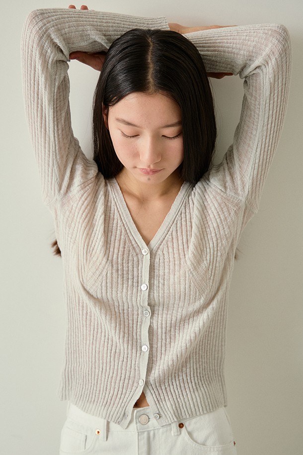 라이트 그레이 색상의 시스루 립드 가디건입니다. 부드러운 니트 소재로 제작되어 봄, 가을에 착용하기 좋습니다. 레귤러 핏과 V넥 디자인으로 미니멀하고 베이직한 스타일을 연출합니다. 긴 소매와 얇은 두께감으로 간절기에 활용도가 높으며, 버튼으로 여밈을 조절할 수 있습니다. 데이트룩, 카페룩, 모임룩 등 다양한 TPO에 클래식하고 캐주얼하게 코디할 수 있습니다.
