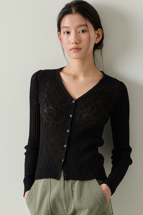 얇은 시스루 소재의 블랙 립 가디건입니다. 부드러운 니트 소재로 제작되어 봄, 여름 시즌에 시원하게 착용할 수 있습니다. 슬림핏과 V넥 디자인으로 여성스러운 실루엣을 연출하며, 긴 소매와 버튼다운 스타일이 특징입니다. 데이트룩, 카페룩, 모임룩 등 다양한 TPO에 미니멀, 클래식, 시크한 무드로 활용하기 좋습니다. 베이직하면서도 세련된 스타일을 완성해보세요.
