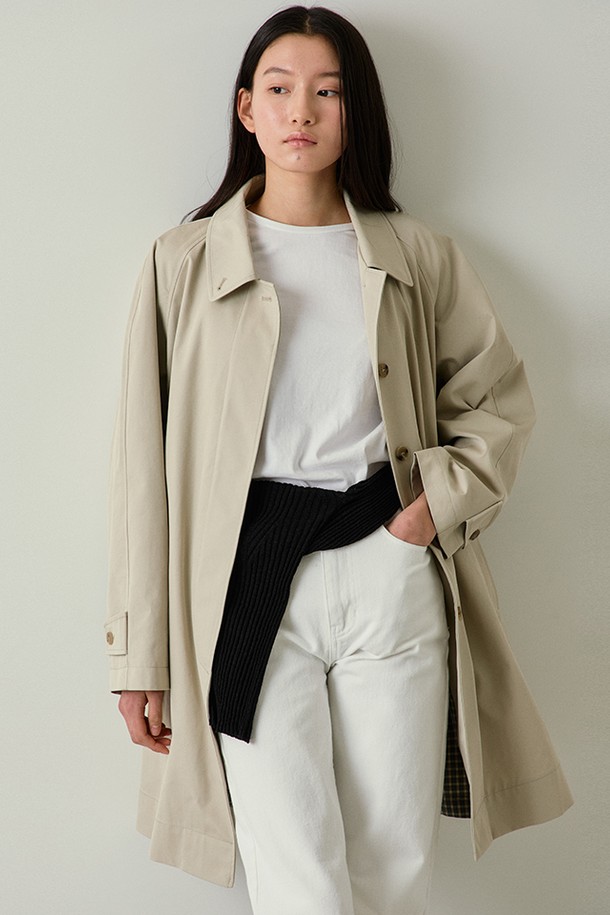 베이지 컬러의 벨티드 하프 트렌치 코트입니다. 봄, 가을에 적합하며, 일상, 출근, 오피스, 데이트룩에 모두 잘 어울립니다. 미니멀, 베이직, 클래식 스타일을 연출하기 좋으며, 레귤러핏으로 편안하게 착용 가능합니다. 벨트 디테일이 허리 라인을 잡아주어 세련된 실루엣을 완성합니다. 부드러운 폴리에스테르 소재로 제작되어 편안한 착용감을 선사합니다.