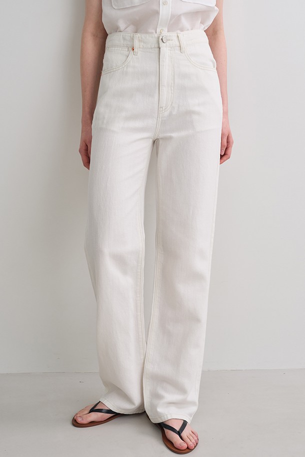 린넨 스트레이트 데님 팬츠 (에크루)는 미니멀하고 베이직한 스타일을 추구하는 여성분들을 위한 데님 팬츠입니다. 봄, 여름 시즌에 적합하며, 린넨과 데님 소재 혼방으로 제작되어 시원하고 편안한 착용감을 선사합니다. 하이웨스트 디자인과 스트레이트 핏으로 다리가 길어 보이는 효과를 주며, 에크루 컬러는 다양한 상의와 쉽게 매치되어 데이트룩, 카페룩 등 다채로운 스타일을 연출할 수 있습니다. 무지 디자인으로 깔끔하고 세련된 무드를 더하며, 미니멀, 클래식, 캐주얼 스타일을 모두 소화할 수 있는 활용도 높은 아이템입니다.
