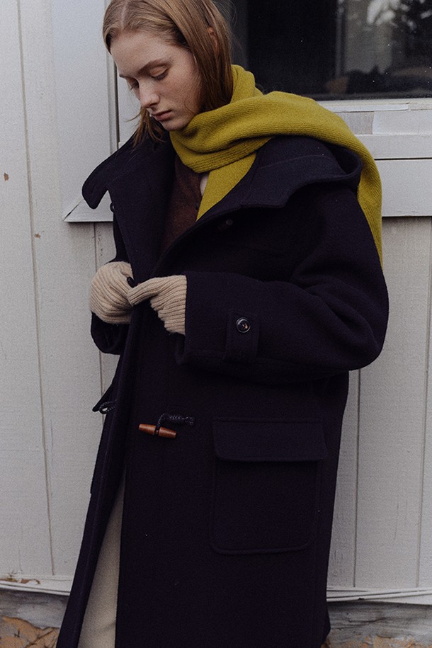 12/23 예약 발송 예정인 울 더플 코트 (블랙)입니다. 겨울 시즌, 여성스러운 클래식 스타일을 연출하기 좋은 롱 기장의 더플 코트입니다. 레귤러핏으로 제작되었으며, 울 소재 특유의 따뜻함과 두꺼운 두께감으로 추운 날씨에도 든든하게 착용할 수 있습니다. 무지 패턴의 블랙 컬러로 다양한 룩에 매치하기 용이하며, 토글 여밈 방식과 후드 디테일이 특징입니다. 출근룩, 미니멀, 캐주얼 스타일 모두 소화 가능한 활용도 높은 아이템입니다.
