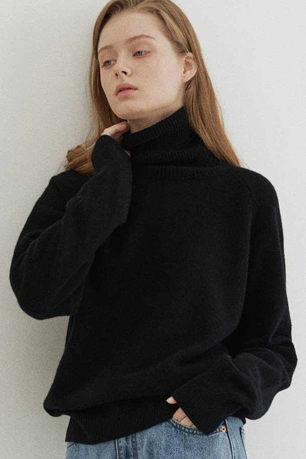 캐시미어 블렌디드 터틀넥(블랙)은 가을과 겨울에 어울리는 여성용 니트/스웨터입니다. 부드러운 촉감의 캐시미어와 울 혼방 소재로 제작되어 따뜻하고 편안한 착용감을 선사합니다. 베이직하고 미니멀한 스타일로 출근룩, 모임룩 등 다양한 TPO에 활용 가능하며 클래식, 미니멀, 캐주얼 스타일 모두 소화 가능합니다. 레귤러핏에 긴 소매, 두꺼운 두께감의 터틀넥 디자인으로, 세련된 겨울 스타일을 완성해 보세요. 무지 디자인의 블랙 컬러로 어떤 하의와도 잘 어울립니다.
