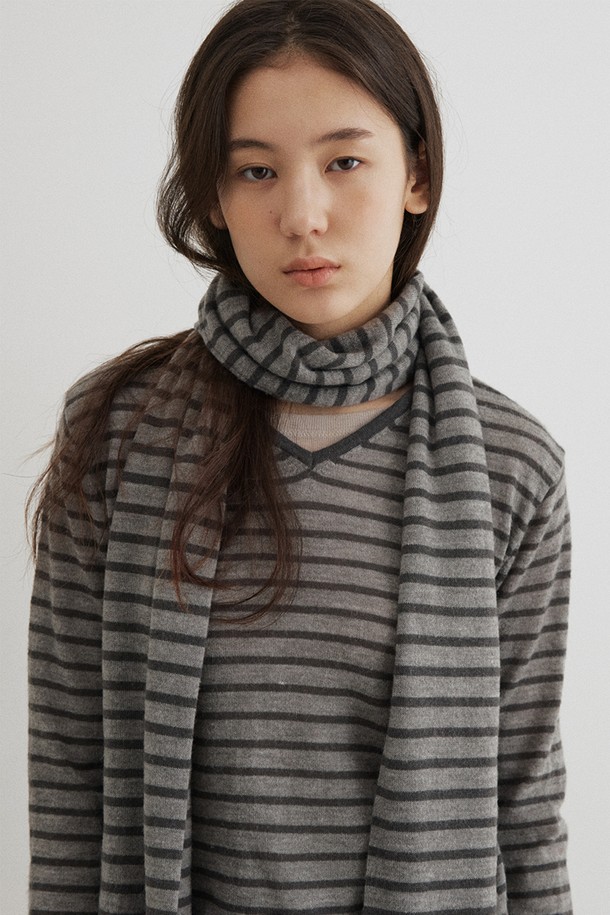 알파카 블렌디드 스트라이프 머플러 (2 colors)는 부드러운 촉감과 뛰어난 보온성을 자랑하는 머플러입니다. 그레이와 블랙 두 가지 색상으로 출시되어 어떤 스타일에도 쉽게 매치할 수 있습니다. 알파카와 혼방 소재로 제작되어 가을과 겨울, 일상 속에서 따뜻하고 포근하게 착용하기 좋습니다. 베이직하면서도 캐주얼한 스트라이프 패턴은 다양한 스타일을 연출하기 용이하며, 캐주얼, 클래식, 미니멀 스타일 모두 소화 가능합니다.
