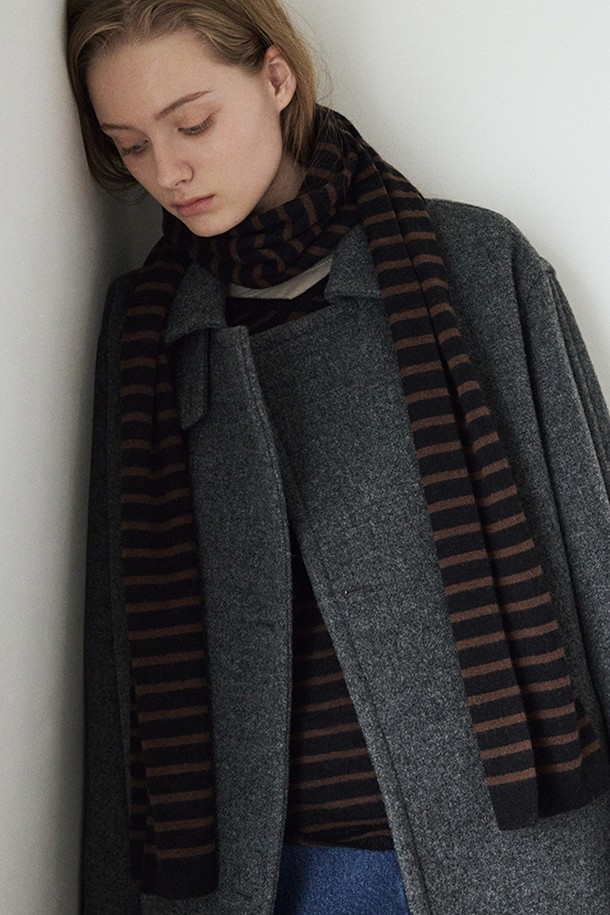 알파카 블렌디드 스트라이프 머플러 (2 colors)는 부드러운 촉감과 뛰어난 보온성을 자랑하는 머플러입니다. 브라운과 블랙 두 가지 색상으로 출시되어, 어떤 스타일에도 쉽게 매치할 수 있습니다. 알파카와 울 소재의 혼방으로 제작되어, 가을과 겨울철 따뜻하고 포근하게 착용 가능합니다. 베이직하면서도 캐주얼한 스트라이프 패턴 디자인으로, 다양한 룩에 포인트 아이템으로 활용하기 좋습니다. 클래식하고 미니멀한 스타일을 즐겨 입는 분들께 추천합니다.

