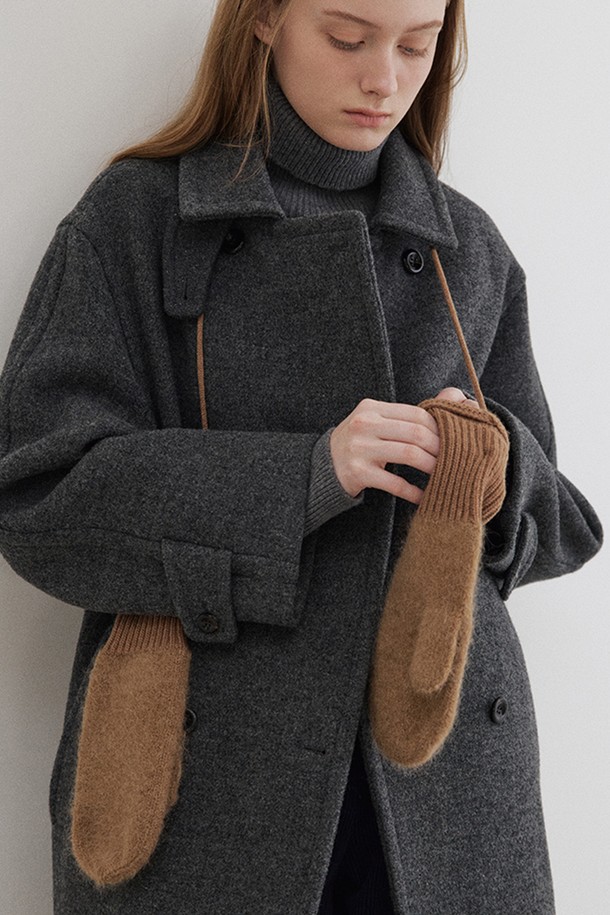 부드러운 촉감과 따뜻함을 선사하는 헤어리 알파카 미튼(카멜 베이지) 장갑입니다. 겨울철 보온성을 책임지는 두꺼운 두께의 장갑으로, 알파카 소재 특유의 털 디자인이 돋보입니다. 미니멀, 클래식, 캐주얼 스타일 모두 소화 가능한 디자인으로, 일상생활에서 폭넓게 활용할 수 있습니다. 무지 패턴에 카멜 베이지 컬러가 더해져 어떤 의상에도 잘 어울립니다. 미튼 스타일로 손 전체를 포근하게 감싸주어 추운 날씨에도 따뜻함을 유지해줍니다.
