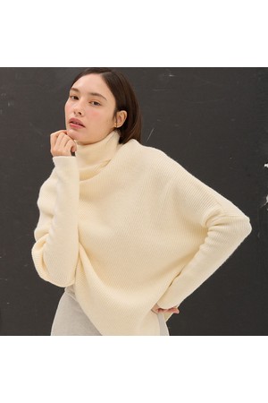 HIGH NECK KNIT CAPE_IV