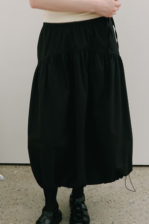 [320쇼룸] 셔링 볼륨 스토퍼 스커트_블랙