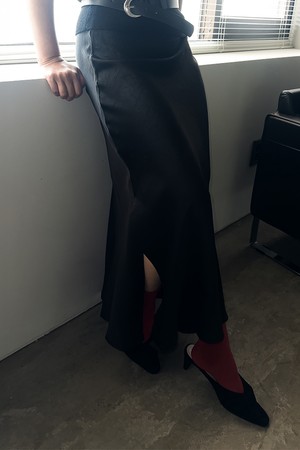 소프트 글로시 밴딩 스커트_블랙