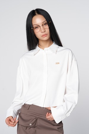 배색 스티치 컷오프 숏 화이트 셔츠