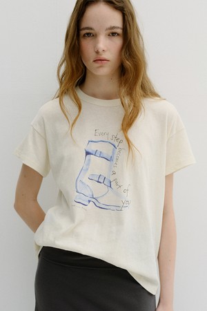 boots print t-shirt (natural cream)