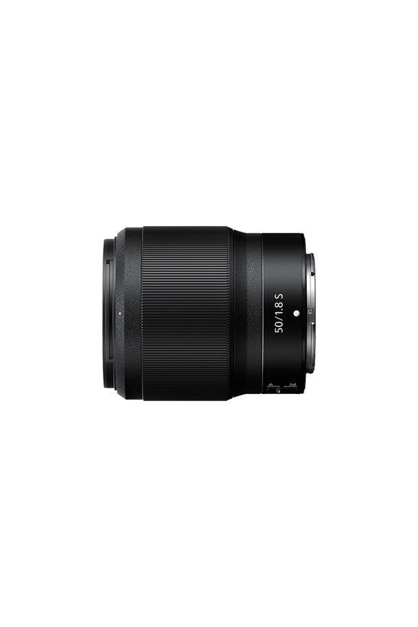 니콘 Z 마운트 풀프레임 미러리스 카메라를 위한 표준 렌즈, NIKKOR Z 50mm f/1.8 S입니다. 50mm 초점 거리에 최대 조리개 f/1.8을 지원하여 아름다운 배경 흐림 효과를 연출하며, 주변부까지 선명한 묘사력을 제공합니다. ED 렌즈 2매, 비구면 렌즈 2매를 포함한 9군 12매의 렌즈 구성으로 뛰어난 광학 성능을 자랑합니다. 나노 크리스탈 코팅과 정숙한 AF 구동, 방진/방적 설계로 안정적인 촬영을 돕습니다. 렌즈 캡, 렌즈 후드, 렌즈 케이스가 기본으로 제공됩니다.
