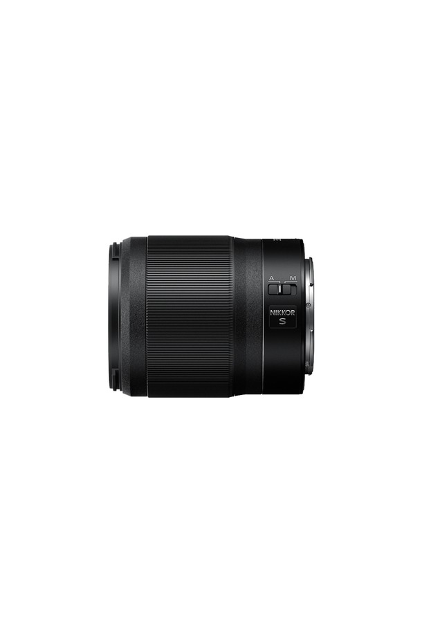 니콘(Nikon) 풀프레임 미러리스 렌즈 NIKKOR Z 35mm f/1.8 S입니다. 이 렌즈는 니콘 Z마운트를 지원하며, 35mm 초점 거리에 f/1.8의 밝은 조리개 값을 제공하여 아름다운 배경 흐림 효과(보케)를 연출합니다. 풀프레임 센서를 지원하여 선명하고 깊이 있는 이미지를 얻을 수 있으며, S 라인 렌즈 특유의 뛰어난 해상력과 묘사력을 자랑합니다. 금속과 광학유리로 제작되어 내구성이 뛰어나며, 고정 초점 렌즈로 간결하고 직관적인 촬영 경험을 선사합니다.
