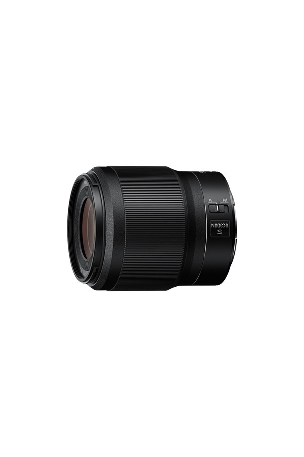 니콘 Z 마운트 풀프레임 미러리스 카메라를 위한 표준 렌즈, NIKKOR Z 50mm f/1.8 S입니다. 50mm 초점 거리에 최대 조리개 f/1.8을 지원하여 아름다운 배경 흐림 효과를 연출하며, 주변부까지 선명한 묘사력을 제공합니다. ED 렌즈 2매, 비구면 렌즈 2매를 포함한 9군 12매의 렌즈 구성으로 뛰어난 광학 성능을 자랑합니다. 나노 크리스탈 코팅과 정숙한 AF 구동, 방진/방적 설계로 안정적인 촬영을 돕습니다. 렌즈 캡, 렌즈 후드, 렌즈 케이스가 기본으로 제공됩니다.

